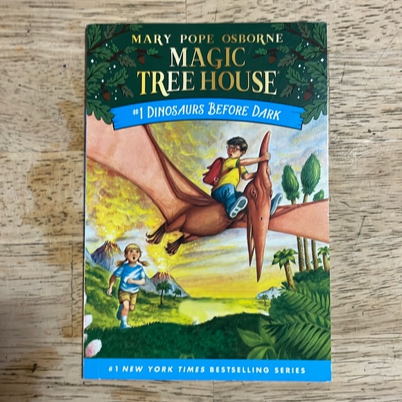 Magic TreeHouse by Mary Pope Osbourne #1 Dinosaurs Before Dark - Picture 1 of 2